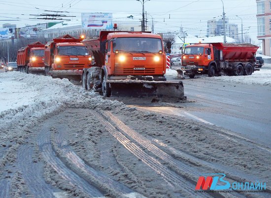 199 спецмашин вышли на уборку дорог в Волгоградской области