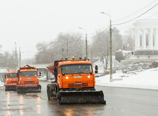 65 машин чистят улицы Волгограда от последствий ледяного дождя и снега