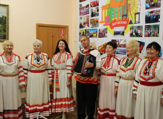 «Серебряные» волонтеры Волгограда поют песни и помогают инвалидам