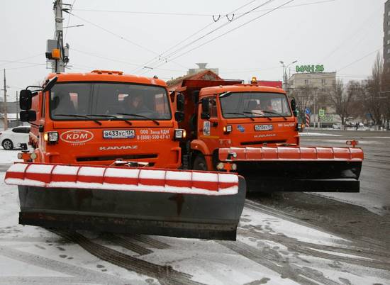 Снежные заносы в Палласовке и Быково расчищают 15 единиц техники