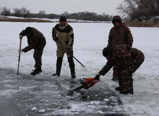 В водоемах Волгоградской области спасают от кислородного голодания рыб