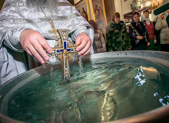 Волгоградцы узнали, когда лучше всего набирать святую воду