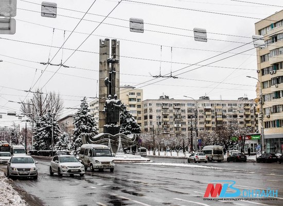 Водители в соцсетях предупреждают о снеге и метели под Волгоградом