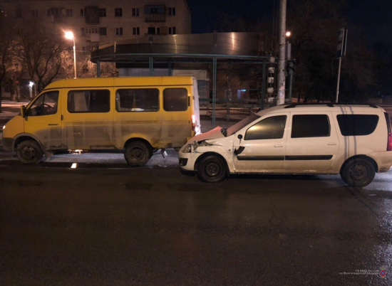 В Волгограде полиция разыскивает виновника аварии, сбежавшего с места ДТП