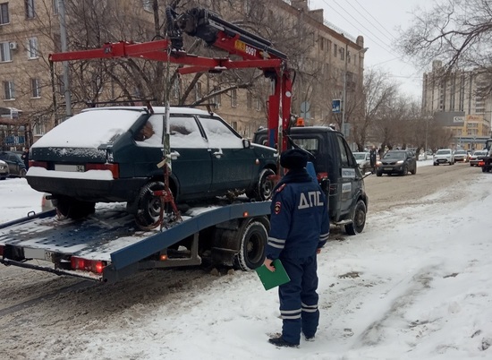 В центре Волгограда эвакуируют оставленные на обочинах машины