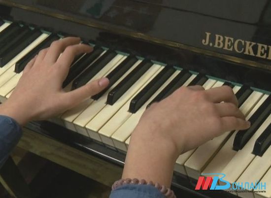 Волгоградцам покажут оценки Ирины Дубцовой на уроках музыки