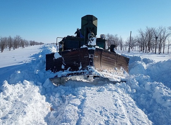 Более 300 спецмашин очищают дороги Волгоградской области от снега