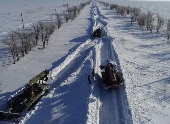 К расчистке дорог в Волгоградской области привлекли военных и танки Т-90