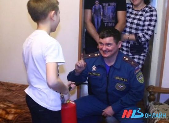 В Волгограде многодетным семьям подарили огнетушители