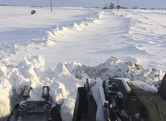 Военные продолжают помогать в расчистке дорог Волгоградской области