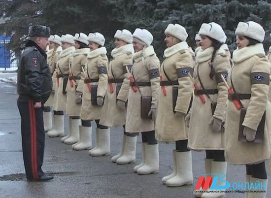 Бабушка регулировщица воронеж. Волгоградские регулировщицы. Регулировщицы Волгоград. Повязка регулировщицы.