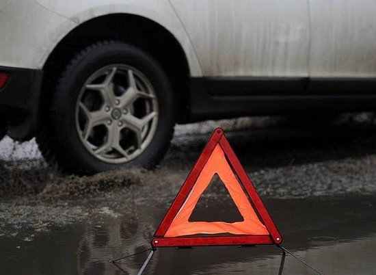 В Волгограде 35-летний водитель протаранил столб