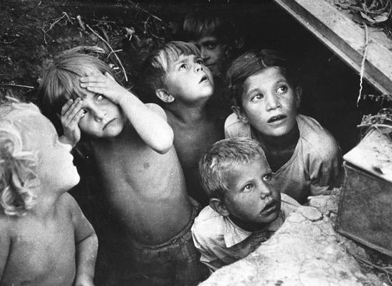В волгоградском ТЮЗе откроется фотовыставка "Дети Сталинграда"