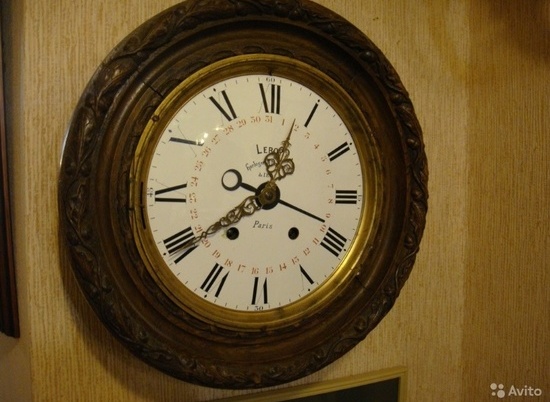 Волгоградец продает за 350 тысяч рублей французские часы XIX века
