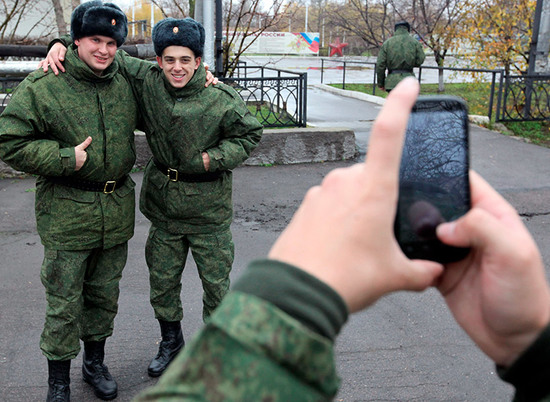 Волгоградским военным запретили пользоваться смартфонами на службе