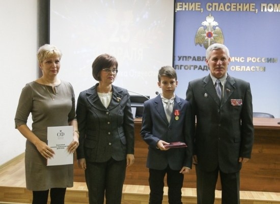 В Волгограде шестикласник получил медаль за спасение мамы