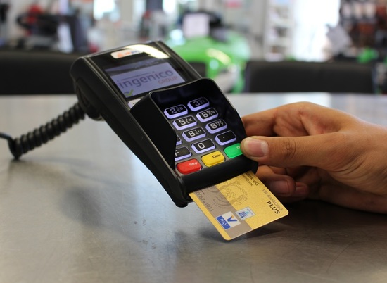 Волгоградцы скоро смогут снимать наличные в магазинах без банкомата