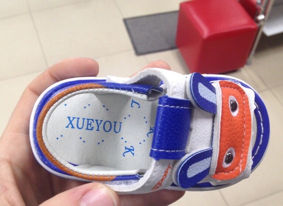 Волгоградцев поразила марка детской обуви в одном из магазинов