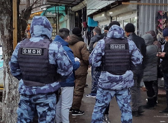 В Волгограде ОМОН на Тракторном рынке задержал 13 иностранцев