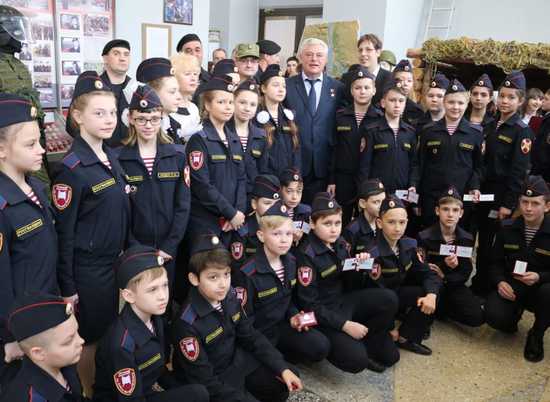 Более 20 школьников Волжского посвятили в юные росгвардейцы
