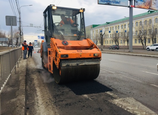 В Волгограде дорожники ведут работы на улице Латошинской