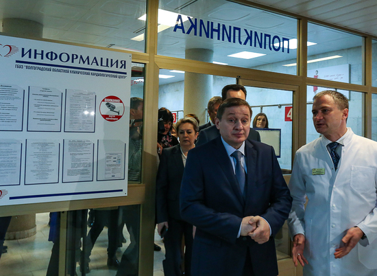 Губернатор Андрей Бочаров проводит совещание в областном кардиоцентре