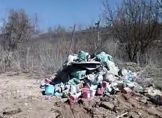 Неизвестный водитель КамАЗа оставил гору мусора у Мамаева кургана
