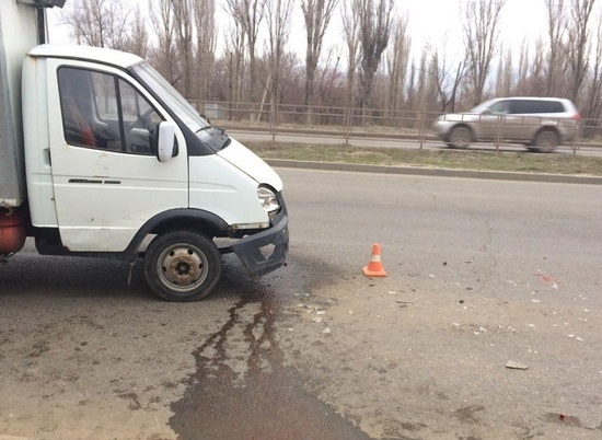 В ДТП с «газелью» в Волгограде пострадали мужчина и 15-летняя девушка