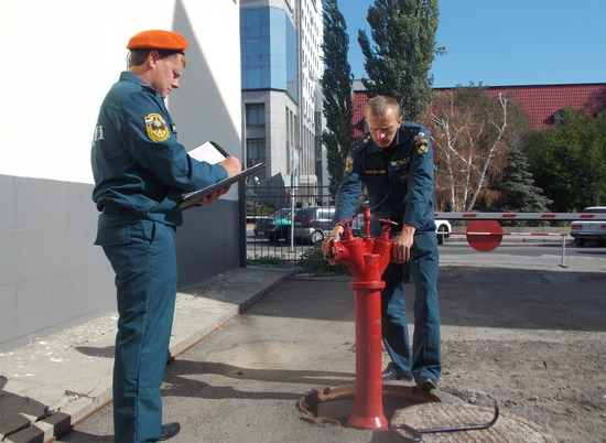 В Волгограде проверяют пожарные гидранты
