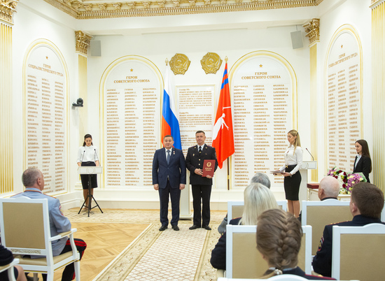 Андрей Бочаров вручил награды 29 волгоградским полицейским и ветеранам