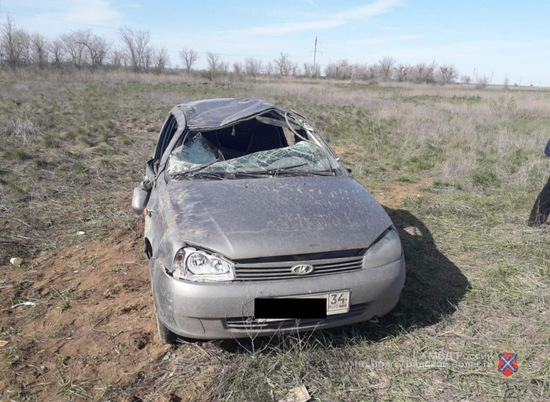 Водитель выжил после опрокидывания «Лады» в Волгоградской области