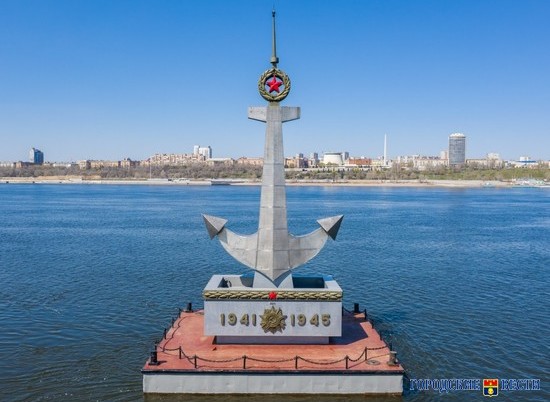Плавучий памятник речникам в Волгограде вернули на место