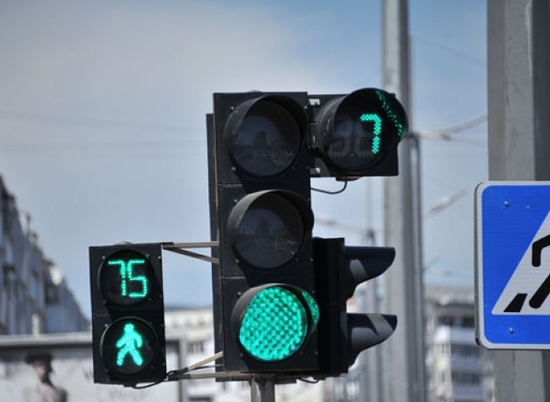На перекрестке улиц Фонтанной и Продольной в Дзержинском районе устанавливают светофоры