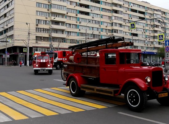 По улицам Волгограда проехала довоенная пожарная техника