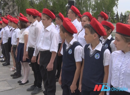 200 мальчишек и девчонок пополнили ряды ЮНАРМИИ