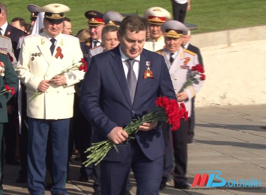 Волгоградцы возложили цветы в память о героях на главной высоте России
