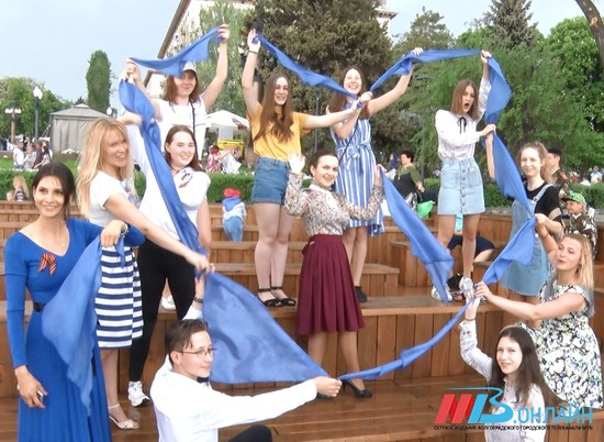 Символ Победы: на набережной Волгограда раздали небесно-голубые платки