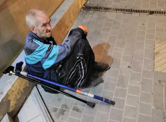 Неравнодушные волгоградцы накормили 73-летнего жителя улиц