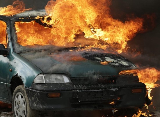 В Советском районе Волгограда рано утром сгорели два автомобиля