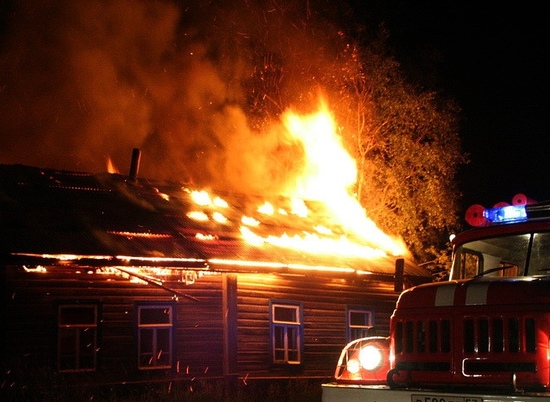 В Волжском крупный пожар уничтожил частное подворье
