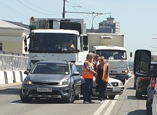 Мусоровоз протаранил легковушку на Комсомольском мосту