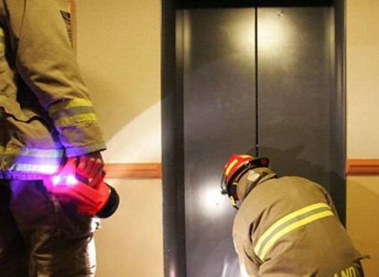 На севере Волгограда 3-летний ребенок застрял в лифте многоэтажки