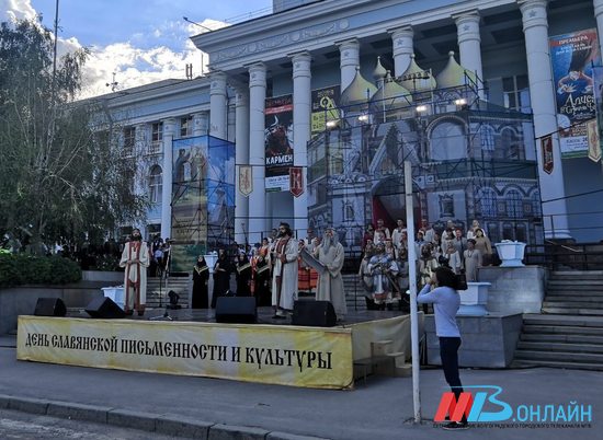 В Волгограде сводный хор из 400 человек выступил под открытым небом