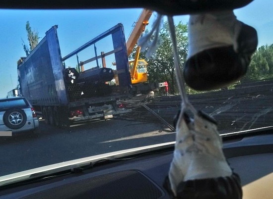 На юге Волгограда из грузовика выпали на дорогу десятки железных труб