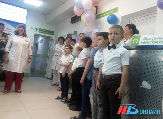 Детям в поликлиниках Волгограда раздают воздушные шары