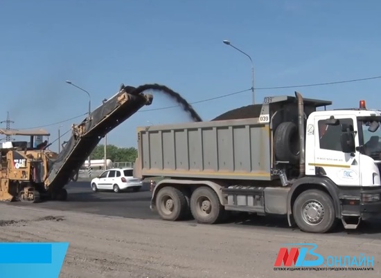 Дорожный ремонт в Кировском районе Волгограда начали с улицы Тополевой