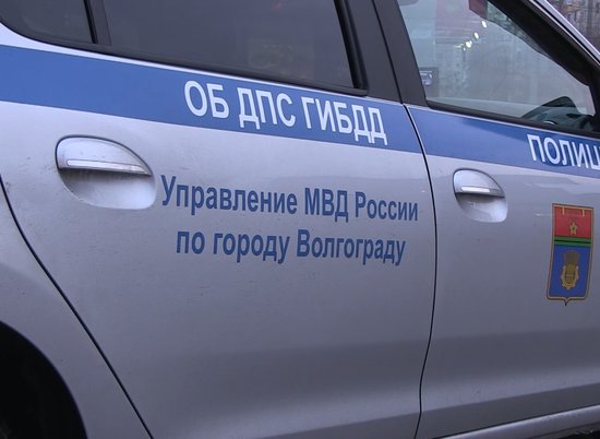 В Волгограде водитель «Приоры» не уступил дорогу с авто-леди на иномарке