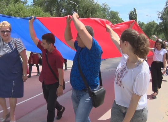 100-метровый флаг развернули волгоградцы в Комсомольском саду