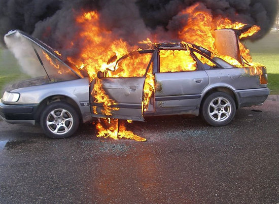 В Волгоградской области на дороге загорелась иномарка