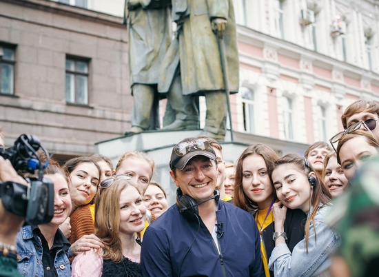 Сергей Безруков провел для волгоградских студентов экскурсию по МХАТу